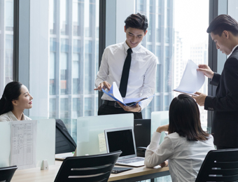 The team is a group of professionals in the industry, comprising senior lawyers, accountants, immigration consultants, and bank consultants. They provide guidance and strategies for corporate compliance and safe overseas operations。
